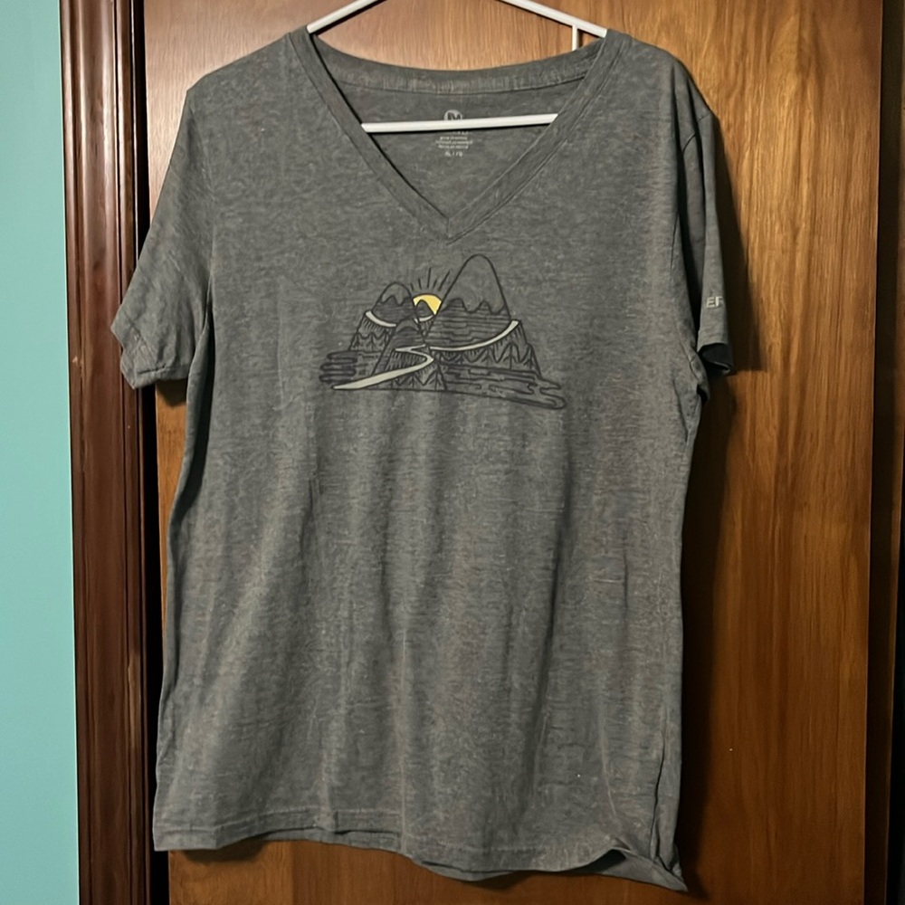 Merrell heather grey v neck mountain graphic tee size xl